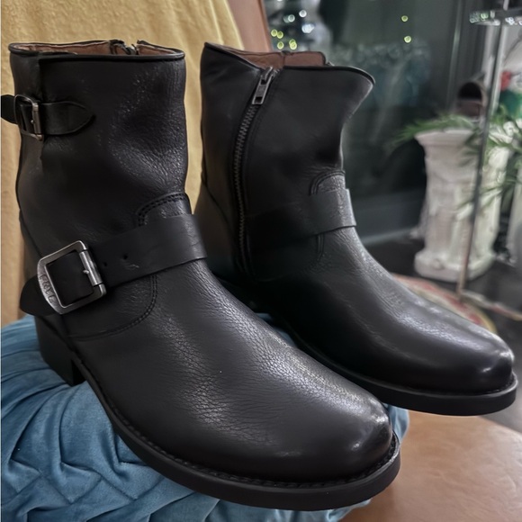 Frye Vicky 6” moto boot/ black/size 9 - Picture 2 of 8